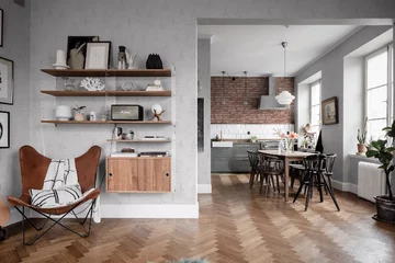 Stół w kuchni, w tle tapeta w cegły marki Borastapeter 