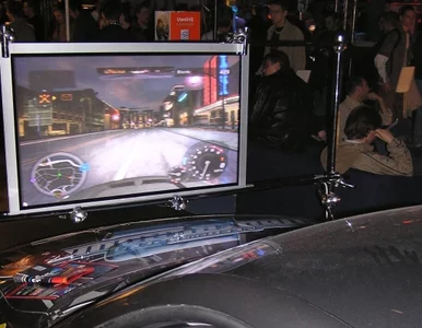 Miniatura: Karabinierzy odciągali chłopca od konsoli...