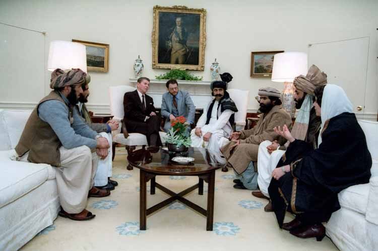 Prezydent USA Ronald Reagan w otoczeniu mudżahedinów. Gabinet Owalny w Białym Domu, rok 1983