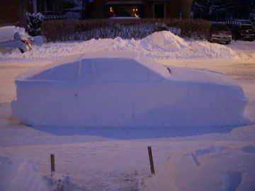 Proces budowy samochodu ze śniegu 