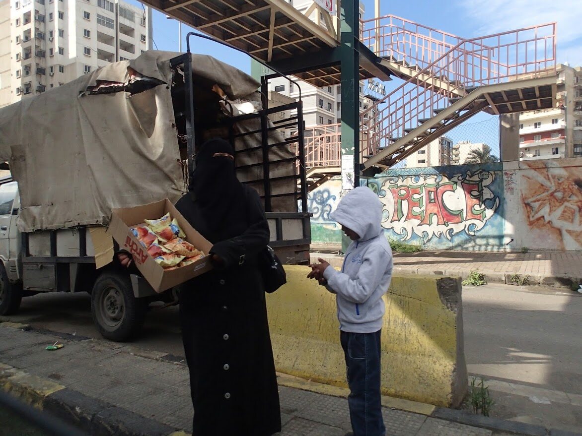 Syryjska kobieta z dzieckiem sprzedają słodycze, by zarobić na życie Syryjska kobieta z dzieckiem sprzedają słodycze, by zarobić na życie