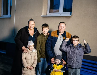 Miniatura: Samotny tata i czwórka dzieci w malutkim...