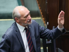 Miniatura: Macierewicz tłumaczy się po miesięcznicy....