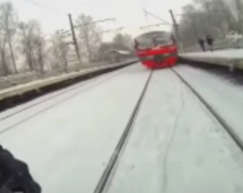 Miniatura: Na nartach za... pociągiem. Tak bawią się...