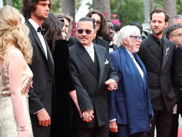 Pauline Pollman, Diego Le Fur, Maiwenn, Johnny Depp, Pierre Richard, Benjamin Lavernhe i Pascal Greggory 