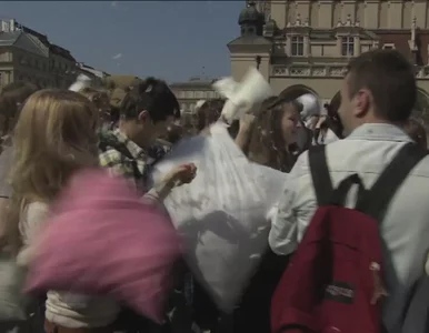 Miniatura: Krakowski rynek cały w pierzu. Ogromna...