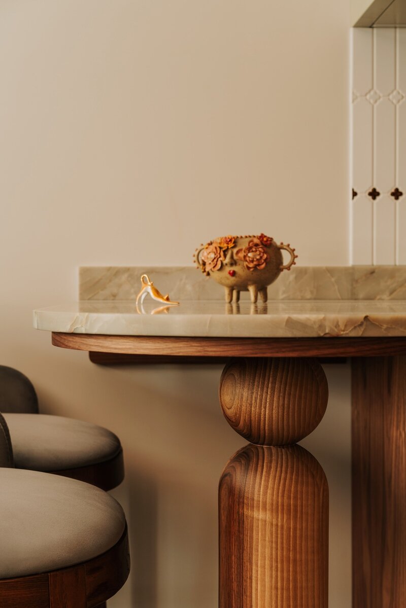 Kuchenny p&oacute;łwysep w&nbsp;rzeźbiarskiej formie to&nbsp;jeden z&nbsp;najmocniejszych trend&oacute;w 2026 &ndash; kuchnia coraz częściej wygląda jak mebel zaprojektowany do&nbsp;salonu, a&nbsp;nie typowa zabudowa