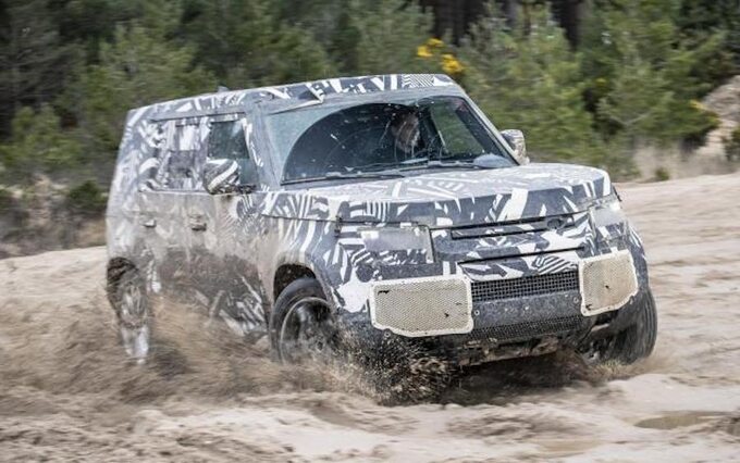 Zamaskowany Land Rover Defender