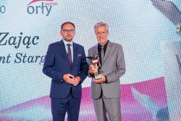 Piotr Mync (z prawej) oraz&nbsp;wręczający nagrodę Robert Jakubik z&nbsp;Ministerstwa Funduszy i&nbsp;Polityki Regionalnej