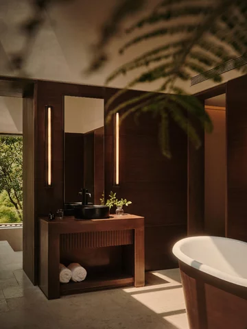 To butikowy hotel w Emeishan w Chinach zaprojektowany przez Studio J. Bridgland (SJB), powstały w wyniku adaptacji istniejących budynków 