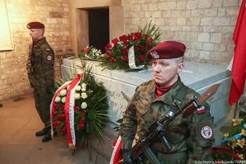 Prezydent Andrzej Duda na Wawelu oddał hołd Parze Prezydenckiej Ś.p. Lech i Maria Kaczyńscy spoczywają w krypcie Katedry Wawelskiej