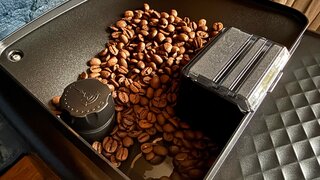 Philips LatteGo 4400 korzysta z trwałego młynka ceramicznego z 12-stopniową regulacją mielenia, który pozwala idealnie dopasować grubość ziaren do preferowanego smaku kawy