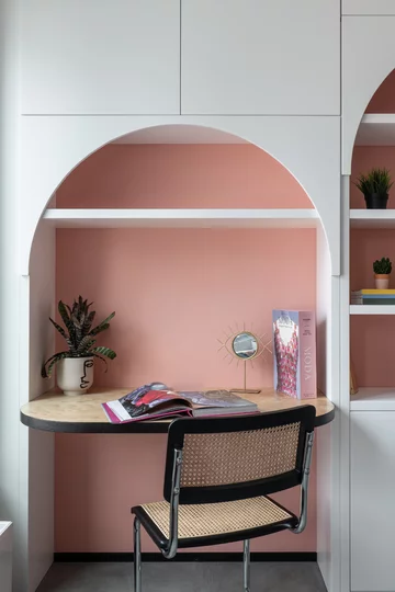Różowe mieszkanie z miejscem do pracy, projekt KODO KODO, różowe, małe, mieszkanie
