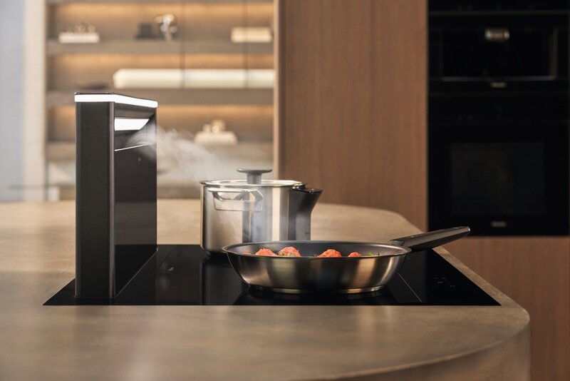 Inteligentne płyty indukcyjne Miele KM 8000 wsp&oacute;łpracujące z&nbsp;naczyniami M Sense wykorzystują wbudowane czujniki temperatury i&nbsp;automatycznie regulują moc grzania, co&nbsp;pozwala utrzymać idealne warunki gotowania i&nbsp;zapobiega przypalaniu potraw