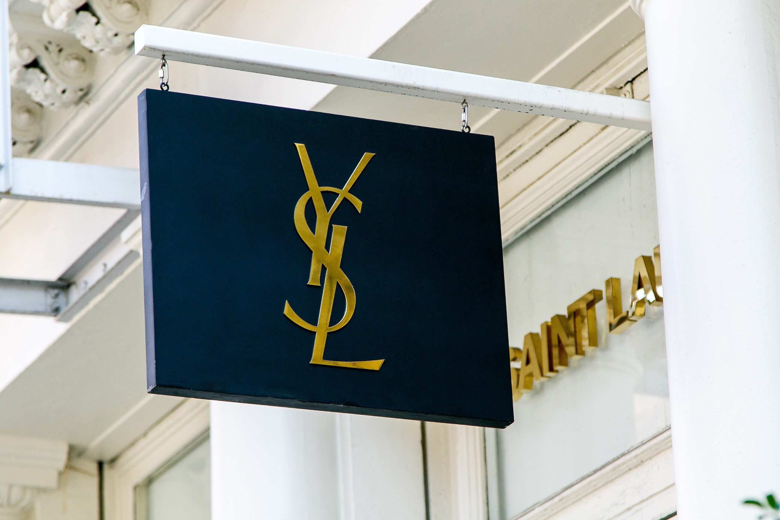 Logo tego francuskiego projektanta mody znajdziemy m.in. na torebkach i perfumach.  A jak poprawnie wymówić Yves Saint Laurent?