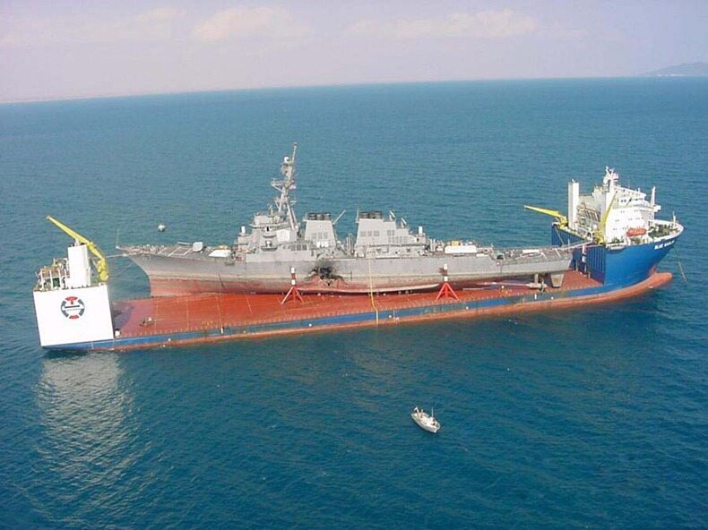 Ten sam okręt, MV Blue Marlin, transportuje wojskowego USS Cole, który został ciężko uszkodzony przez Al-Kaidę podczas ataku terrorystycznego 12 października 2000 r. w Jemenie.