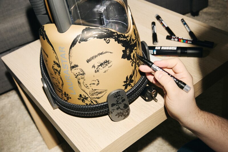 Laurastar Lift Xtra 1980 ręcznie malowany przez Mateusza Sudę &ndash; unikatowy generator pary stworzony specjalnie na&nbsp;aukcję 34. Finału Wielkiej Orkiestry Świątecznej Pomocy, łączący sztukę użytkową z&nbsp;zaawansowaną technologią