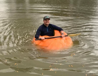 Miniatura: Wyhodował 400-kilową dynię i pływał w niej...