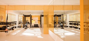 Wnętrza klubu fitness autorstwa Canobardin wyróżniają ażurowe przegrody z perforowanej stali i konsekwentnie zastosowana paleta kolorów 