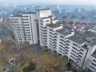 Kompleks przy ul. Sobieskiego 100, znany jako „Szpiegowo” – jeden z najbardziej tajemniczych adresów PRL, który po latach sporów prawnych ma szansę przejść pełną rewitalizację