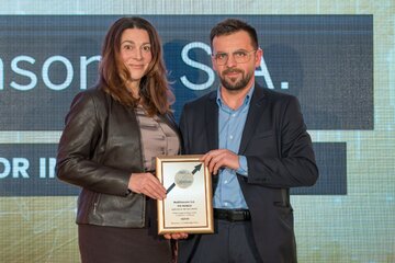 Robert Gromada (z lewej) oraz&nbsp;wręczająca nagrodę Małgorzata Golińska, dyrektor ds. transformacji cyfrowej PMPG Polskie Media