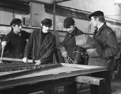 Miniatura: QUIZ. Rymowanki i hasła z czasów PRL....