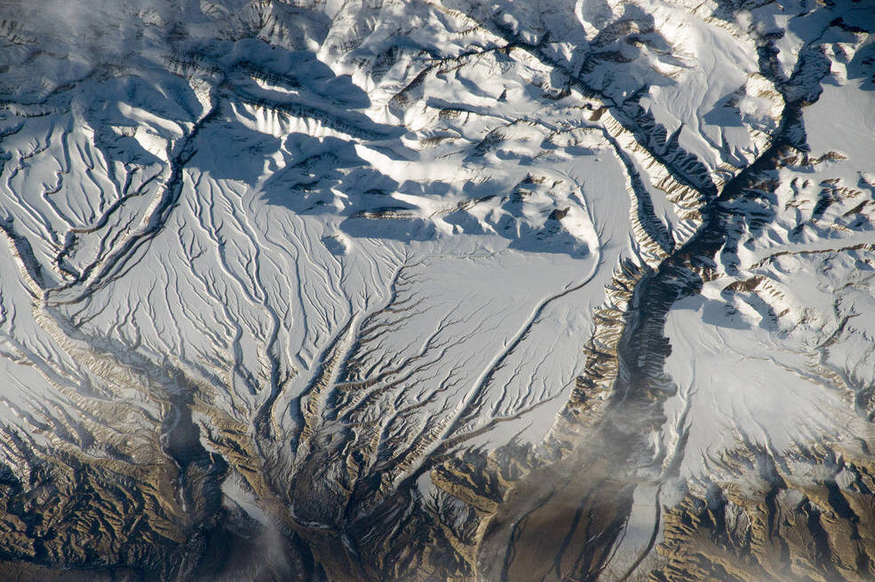 Woda wyżłobiła koryta w śniegu na szczytach Himalajów na pograniczu chińsko-indyjskim (fot. NASA)