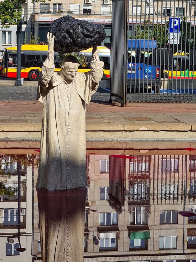 Pomnik Jana Pawła II przed Muzeum Narodowym 