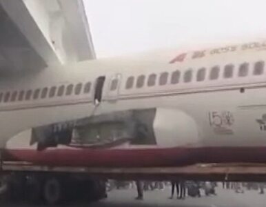 Miniatura: Ogromny samolot pasażerski zaklinował się...