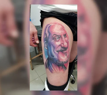 Mężczyzna wytatuował sobie polityka na udzie 