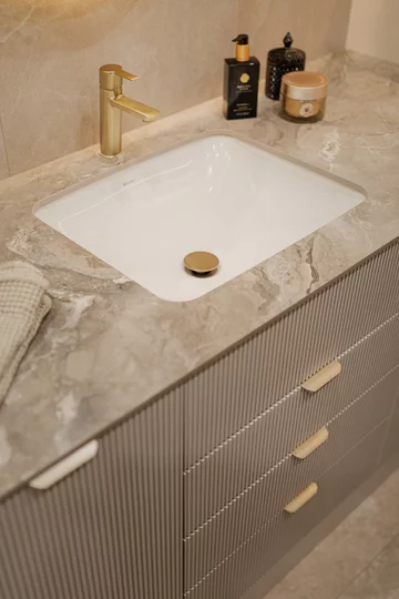 Soft minimalizm w 59-metrowym mieszkaniu w Gdyni – kaszmirowa paleta, angielska jodełka i konsekwentnie zaprojektowane detale autorstwa Agaty Piltz 