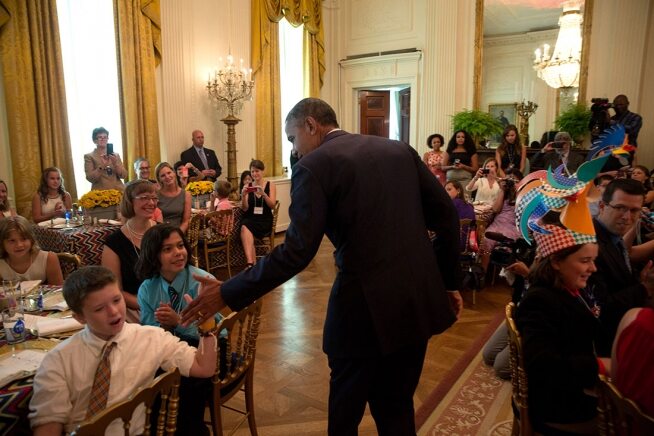 Barack Obama wita dzieci na kolacji w Białym Domu