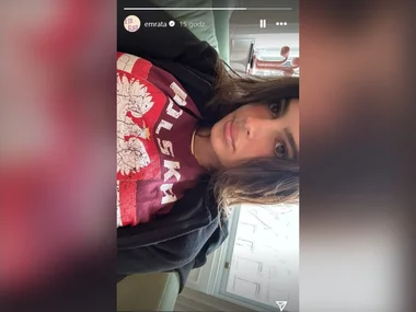 Emily Ratajkowski w koszulce z napisem Polska