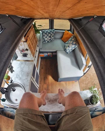 Bus przerobiony na mieszkanie 