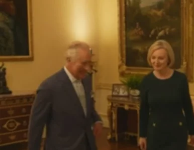 Miniatura: Powitanie Karola III z Liz Truss wywołało...