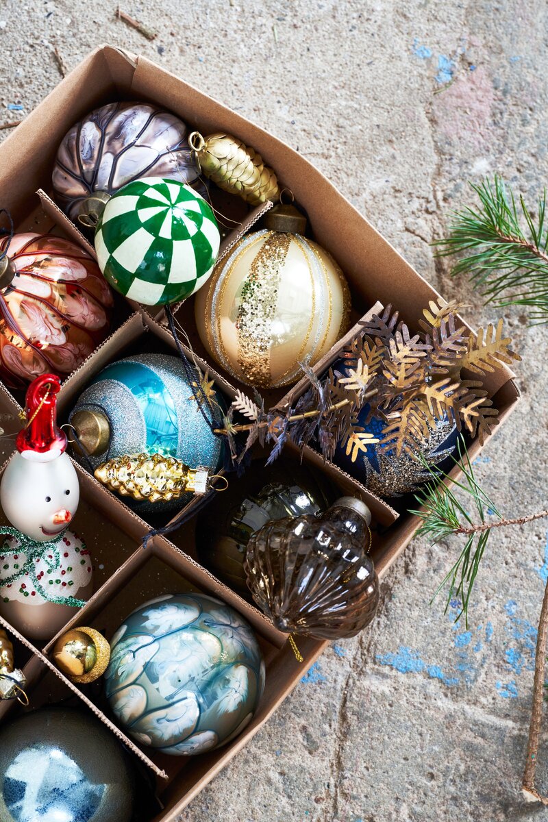 Tradycyjne bombki w&nbsp;bogatej palecie barw i&nbsp;faktur. W&nbsp;tym sezonie klasyka konkuruje z&nbsp;miękkimi dekoracjami o&nbsp;miejsce na&nbsp;choince