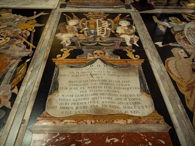 Płyta nagrobna w konkatedrze św. Jana Chrzciciela w Valletcie