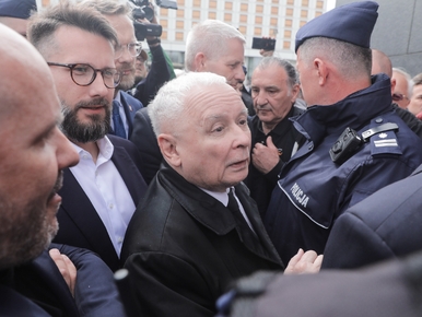 Miniatura: Kaczyński wrócił przed pomnik po wieniec....