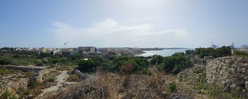 Osiedle z&nbsp;epoki brązu Borġ in-Nadur. W&nbsp;oddali zatoka Marsaxlokk i&nbsp;port
