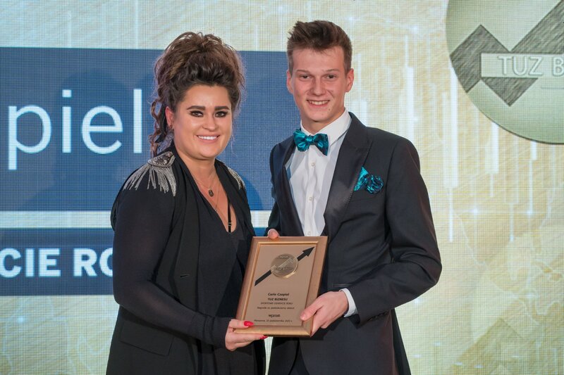 Carlo Czepiel oraz&nbsp;wręczająca nagrodę Marlena Wronkowska, dyrektor projekt&oacute;w biznesowych PMPG Polskie Media