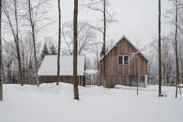 Architekci postawili dom przy samym strumieniu. Efekt? Czysta magia. Projekt EM architecture 