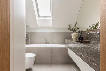 Projekt domu pod&nbsp;Warszawą autorstwa pracowni Decoroom to&nbsp;wsp&oacute;łczesna interpretacja stylu japandi &mdash; pełna naturalnych materiał&oacute;w, miękkich form i&nbsp;spokojnej, harmonijnej kolorystyki