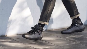 Buty do&nbsp;jazdy wyścigowej Mazdy i&nbsp;Mizuno