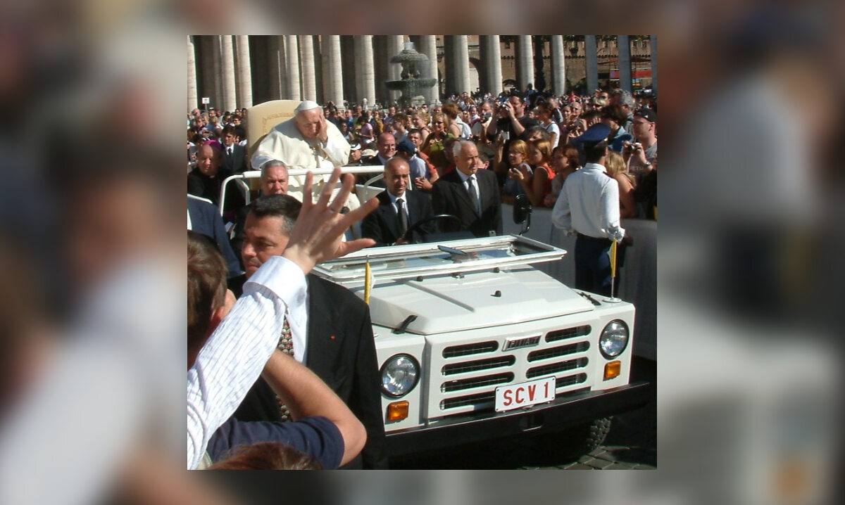 Papież Jan Paweł II podczas audiencji generalnej w dniu 29 września 2004 na placu św. Piotra w Rzymie 