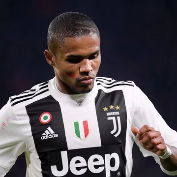 Piłkarze wspierają akcję zwalczania przemocy wobec kobiet 