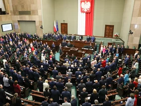 Miniatura: Zarobki posłów prawie o&nbsp;2,5 tys. zł...