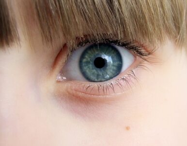 Miniatura: Lekarze: nosisz kolorowe soczewki do oczu?...