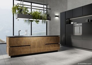 Spektakularna wyspa w dekorze kortenowskiej stali (Oxidian), dopełnieniem jest szary beton i antracyt