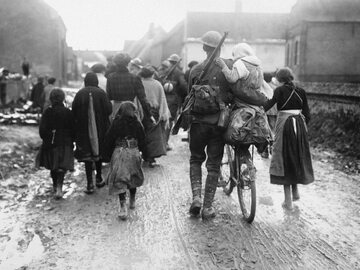 Brytyjscy żołnierze przybywający do wioski podczas I wojny światowej