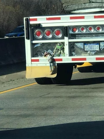 Buzz Astral pomaga Chudemu wejść na ciężarówkę. Kierowca musi być fanem "Toy Story" 